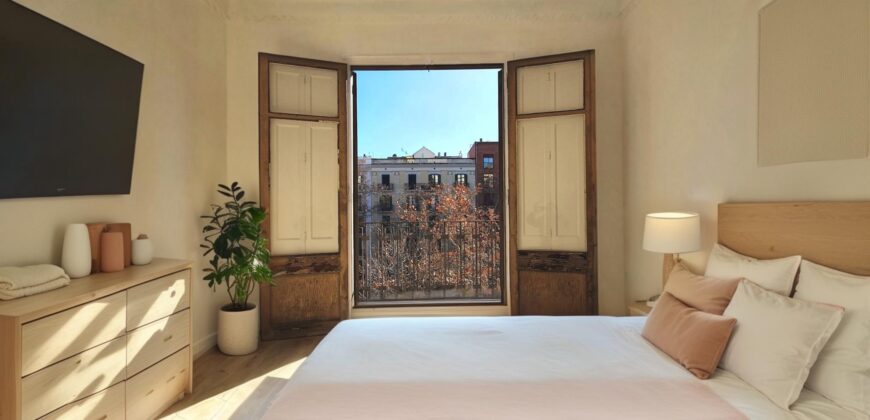 OPORTUNIDAD. Piso ALTO Y MUY SOLEADO con 4 habitaciones y DOS BALCONES junto Passeig Sant Joan y Plaça Tetuan. 