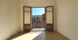 OPORTUNIDAD. Piso ALTO Y MUY SOLEADO con 4 habitaciones y DOS BALCONES junto Passeig Sant Joan y Plaça Tetuan. 
