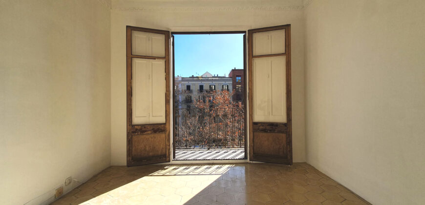 OPORTUNIDAD. Piso ALTO Y MUY SOLEADO con 4 habitaciones y DOS BALCONES junto Passeig Sant Joan y Plaça Tetuan. 