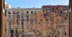 OPORTUNIDAD. Piso ALTO Y MUY SOLEADO con 4 habitaciones y DOS BALCONES junto Passeig Sant Joan y Plaça Tetuan. 