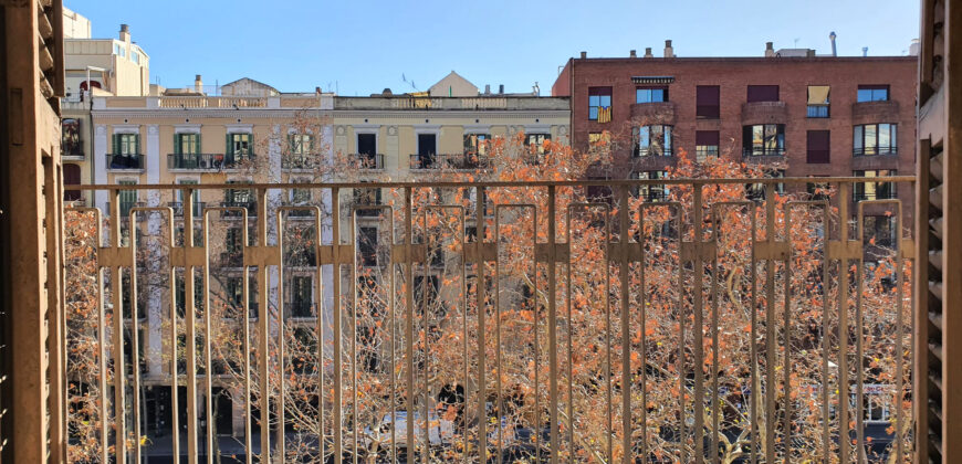 OPORTUNIDAD. Piso ALTO Y MUY SOLEADO con 4 habitaciones y DOS BALCONES junto Passeig Sant Joan y Plaça Tetuan. 