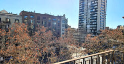 OPORTUNIDAD. Piso ALTO Y MUY SOLEADO con 4 habitaciones y DOS BALCONES junto Passeig Sant Joan y Plaça Tetuan. 