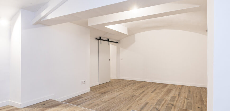 Premises, adapted to housing located on the ground floor with direct access to the YARD.