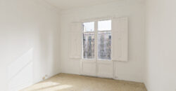 OPORTUNIDAD. Piso ALTO Y MUY SOLEADO con 4 habitaciones y DOS BALCONES junto Passeig Sant Joan y Plaça Tetuan. 