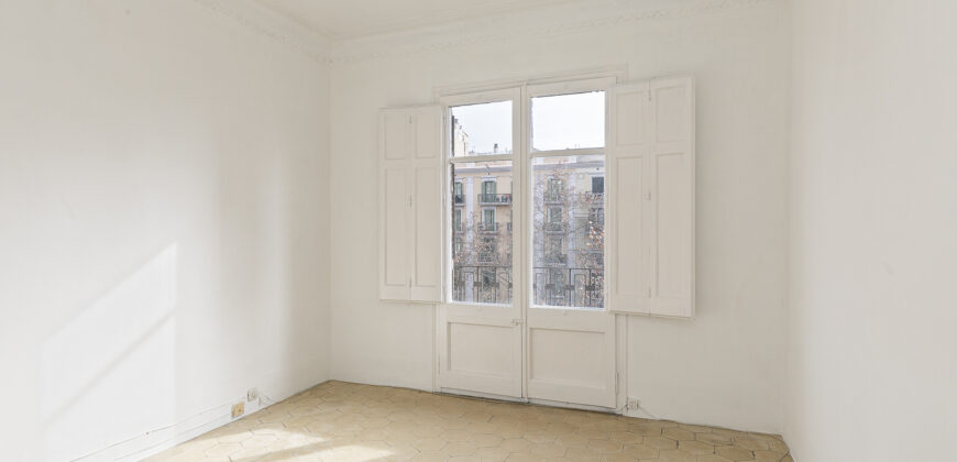 OPORTUNIDAD. Piso ALTO Y MUY SOLEADO con 4 habitaciones y DOS BALCONES junto Passeig Sant Joan y Plaça Tetuan. 