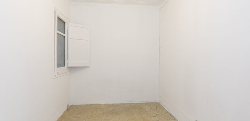 OPORTUNIDAD. Piso ALTO Y MUY SOLEADO con 4 habitaciones y DOS BALCONES junto Passeig Sant Joan y Plaça Tetuan. 