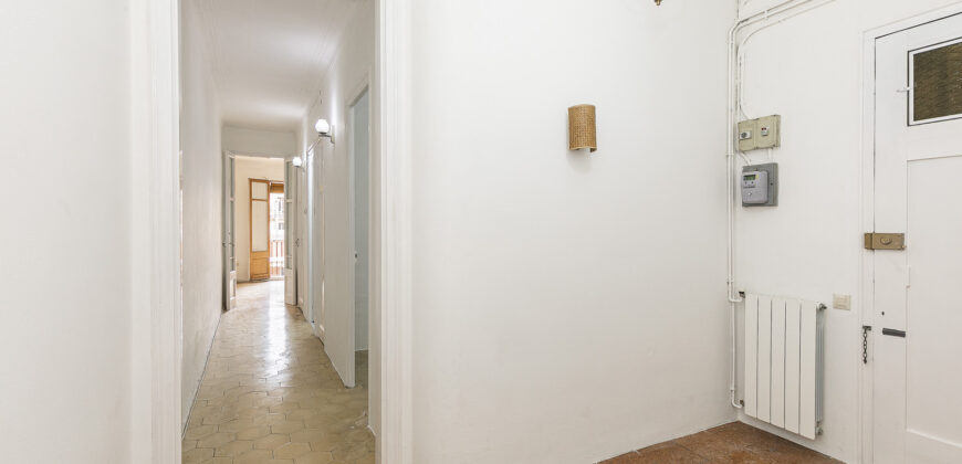 OPORTUNIDAD. Piso ALTO Y MUY SOLEADO con 4 habitaciones y DOS BALCONES junto Passeig Sant Joan y Plaça Tetuan. 