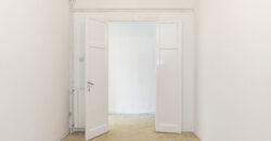 OPORTUNIDAD. Piso ALTO Y MUY SOLEADO con 4 habitaciones y DOS BALCONES junto Passeig Sant Joan y Plaça Tetuan. 