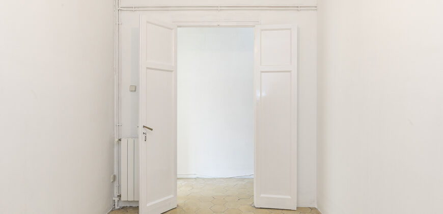 OPORTUNIDAD. Piso ALTO Y MUY SOLEADO con 4 habitaciones y DOS BALCONES junto Passeig Sant Joan y Plaça Tetuan. 