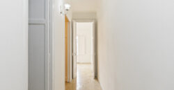 OPORTUNIDAD. Piso ALTO Y MUY SOLEADO con 4 habitaciones y DOS BALCONES junto Passeig Sant Joan y Plaça Tetuan. 