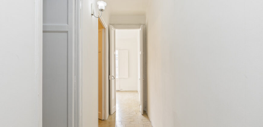 OPORTUNIDAD. Piso ALTO Y MUY SOLEADO con 4 habitaciones y DOS BALCONES junto Passeig Sant Joan y Plaça Tetuan. 