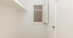 OPORTUNIDAD. Piso ALTO Y MUY SOLEADO con 4 habitaciones y DOS BALCONES junto Passeig Sant Joan y Plaça Tetuan. 