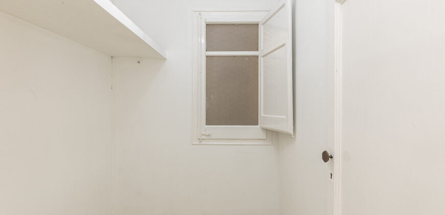 OPORTUNIDAD. Piso ALTO Y MUY SOLEADO con 4 habitaciones y DOS BALCONES junto Passeig Sant Joan y Plaça Tetuan. 