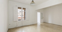 OPORTUNIDAD. Piso ALTO Y MUY SOLEADO con 4 habitaciones y DOS BALCONES junto Passeig Sant Joan y Plaça Tetuan. 