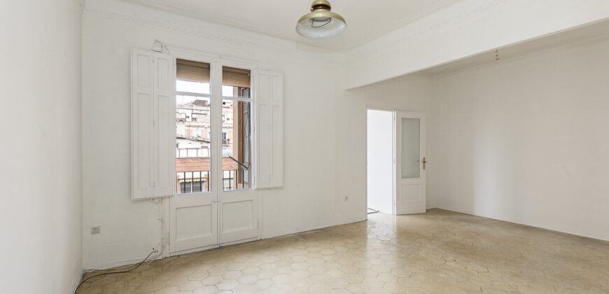 OPORTUNIDAD. Piso ALTO Y MUY SOLEADO con 4 habitaciones y DOS BALCONES junto Passeig Sant Joan y Plaça Tetuan. 