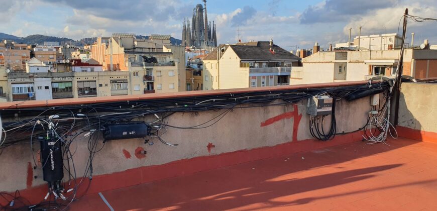 OPORTUNIDAD. Piso ALTO Y MUY SOLEADO con 4 habitaciones y DOS BALCONES junto Passeig Sant Joan y Plaça Tetuan. 