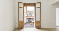 OPORTUNIDAD. Piso ALTO Y MUY SOLEADO con 4 habitaciones y DOS BALCONES junto Passeig Sant Joan y Plaça Tetuan. 