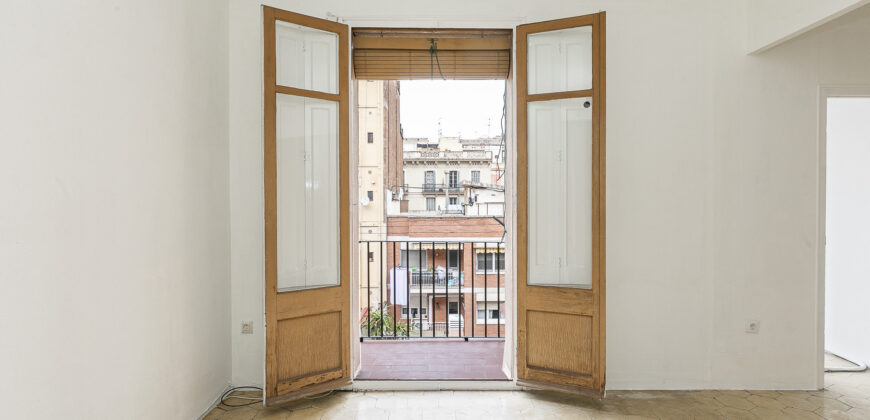 OPORTUNIDAD. Piso ALTO Y MUY SOLEADO con 4 habitaciones y DOS BALCONES junto Passeig Sant Joan y Plaça Tetuan. 