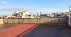 OPORTUNIDAD. Piso ALTO Y MUY SOLEADO con 4 habitaciones y DOS BALCONES junto Passeig Sant Joan y Plaça Tetuan. 