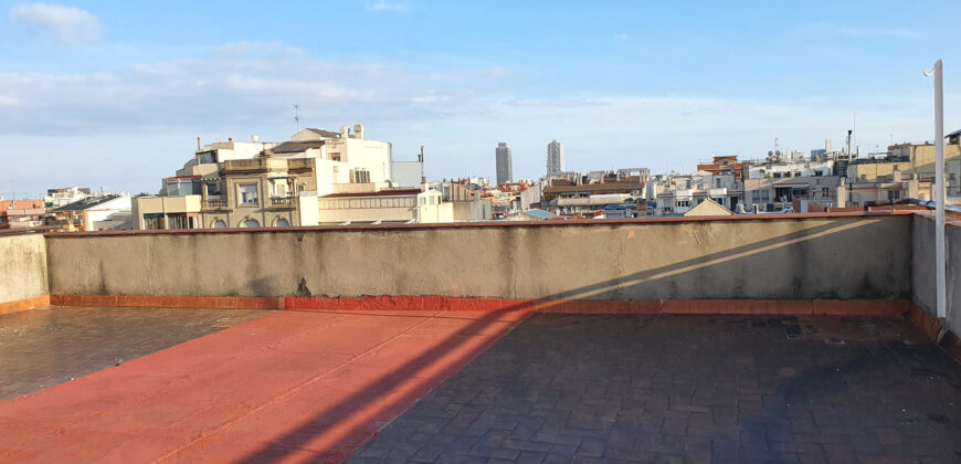 OPORTUNIDAD. Piso ALTO Y MUY SOLEADO con 4 habitaciones y DOS BALCONES junto Passeig Sant Joan y Plaça Tetuan. 