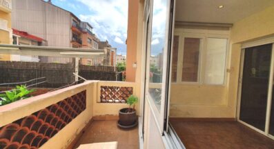 Spacious and sunny apartment with terrace located next to the Sarrià-Sant Gervasi district and Casa Vicens Gaudí.
