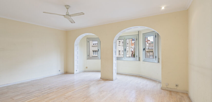 Amplia y SOLEADA vivienda con TERRAZA situada junto al distrito de Sarrià-Sant Gervasi y Casa Vicens Gaudí.