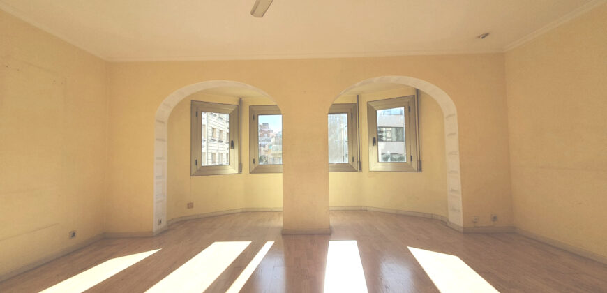 Amplia y SOLEADA vivienda con TERRAZA situada junto al distrito de Sarrià-Sant Gervasi y Casa Vicens Gaudí.