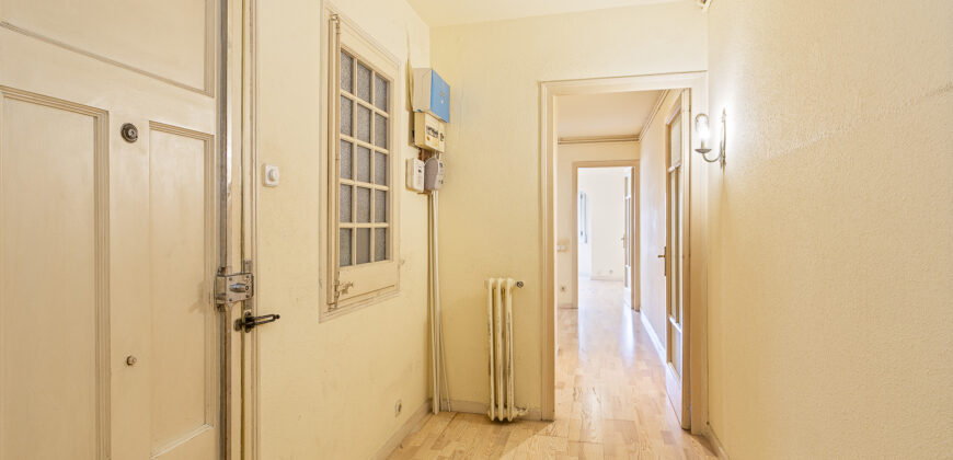 Amplia y SOLEADA vivienda con TERRAZA situada junto al distrito de Sarrià-Sant Gervasi y Casa Vicens Gaudí.