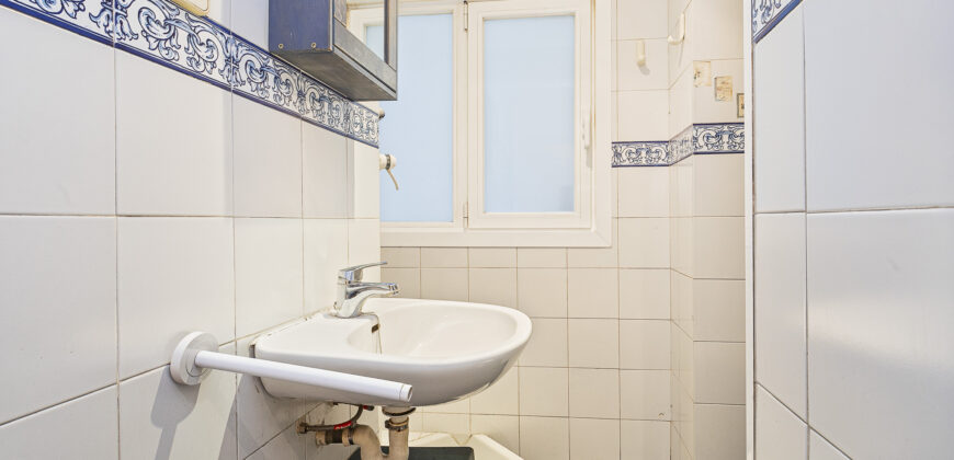 Amplia y SOLEADA vivienda con TERRAZA situada junto al distrito de Sarrià-Sant Gervasi y Casa Vicens Gaudí.