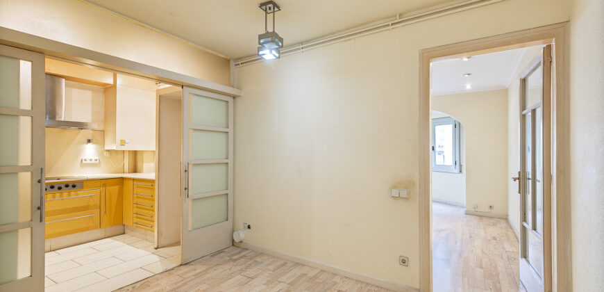 Amplia y SOLEADA vivienda con TERRAZA situada junto al distrito de Sarrià-Sant Gervasi y Casa Vicens Gaudí.