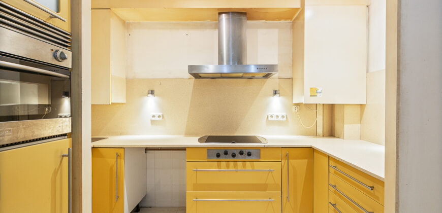 Amplia y SOLEADA vivienda con TERRAZA situada junto al distrito de Sarrià-Sant Gervasi y Casa Vicens Gaudí.