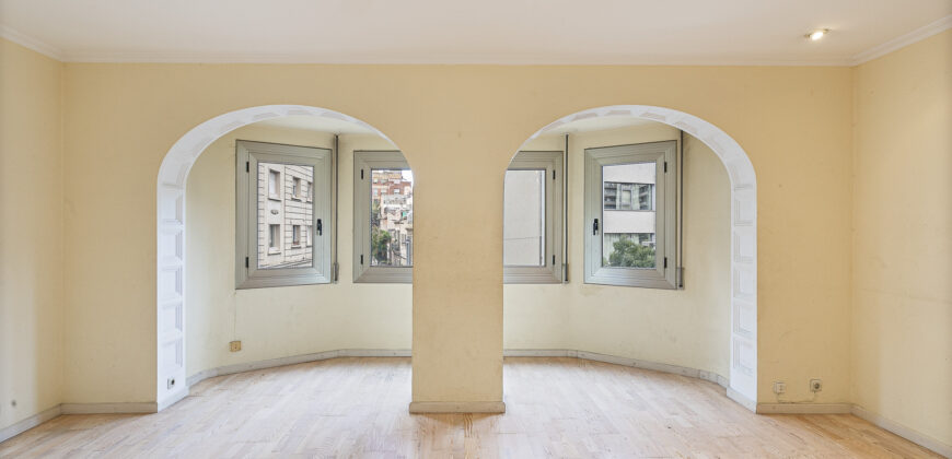 Amplia y SOLEADA vivienda con TERRAZA situada junto al distrito de Sarrià-Sant Gervasi y Casa Vicens Gaudí.
