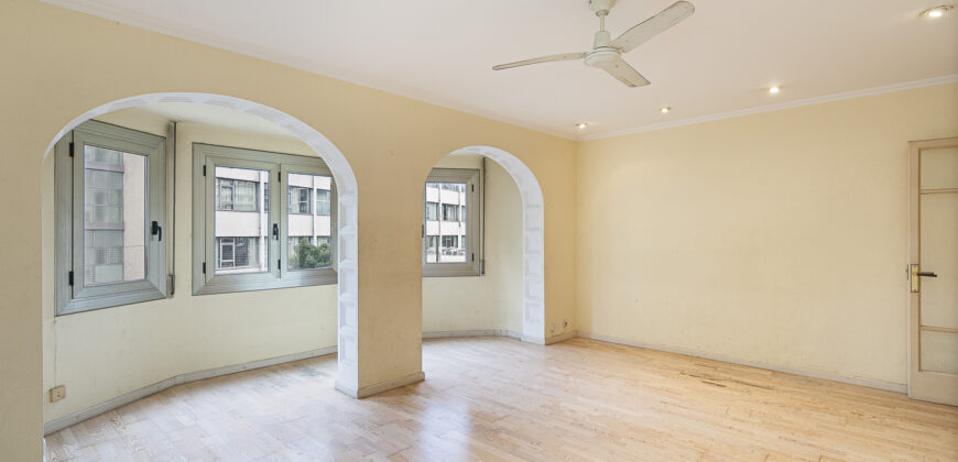 Amplia y SOLEADA vivienda con TERRAZA situada junto al distrito de Sarrià-Sant Gervasi y Casa Vicens Gaudí.