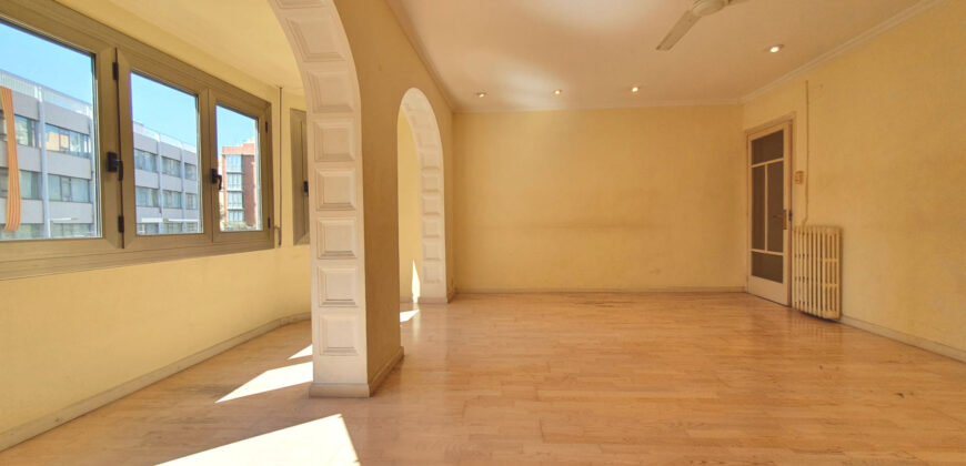 Amplia y SOLEADA vivienda con TERRAZA situada junto al distrito de Sarrià-Sant Gervasi y Casa Vicens Gaudí.