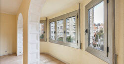 Amplia y SOLEADA vivienda con TERRAZA situada junto al distrito de Sarrià-Sant Gervasi y Casa Vicens Gaudí.