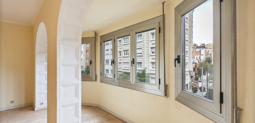 Amplia y SOLEADA vivienda con TERRAZA situada junto al distrito de Sarrià-Sant Gervasi y Casa Vicens Gaudí.