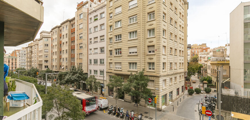 Amplia y SOLEADA vivienda con TERRAZA situada junto al distrito de Sarrià-Sant Gervasi y Casa Vicens Gaudí.