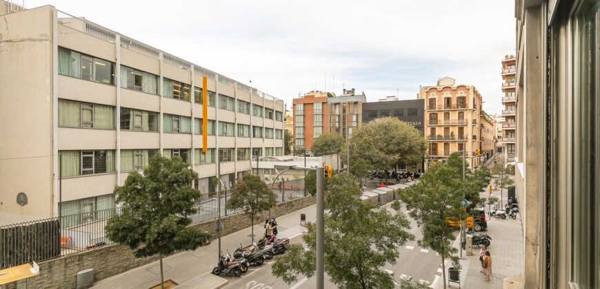 Amplia y SOLEADA vivienda con TERRAZA situada junto al distrito de Sarrià-Sant Gervasi y Casa Vicens Gaudí.
