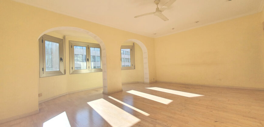 Amplia y SOLEADA vivienda con TERRAZA situada junto al distrito de Sarrià-Sant Gervasi y Casa Vicens Gaudí.