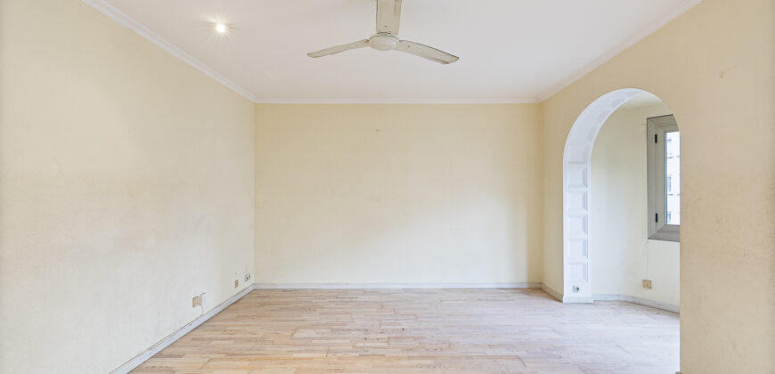 Amplia y SOLEADA vivienda con TERRAZA situada junto al distrito de Sarrià-Sant Gervasi y Casa Vicens Gaudí.