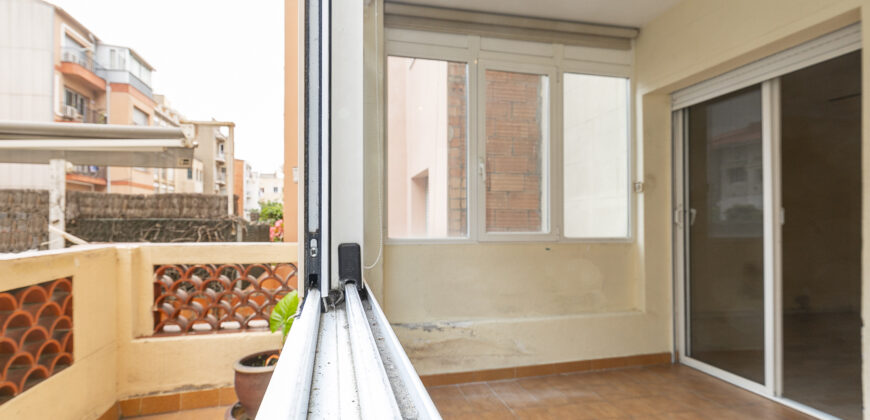 Amplia y SOLEADA vivienda con TERRAZA situada junto al distrito de Sarrià-Sant Gervasi y Casa Vicens Gaudí.