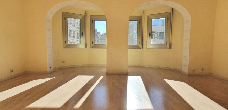 Amplia y SOLEADA vivienda con TERRAZA situada junto al distrito de Sarrià-Sant Gervasi y Casa Vicens Gaudí.