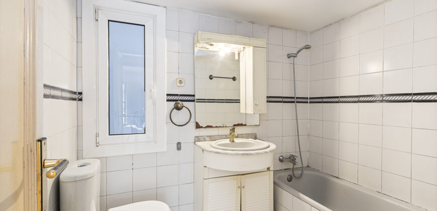 Amplia y SOLEADA vivienda con TERRAZA situada junto al distrito de Sarrià-Sant Gervasi y Casa Vicens Gaudí.