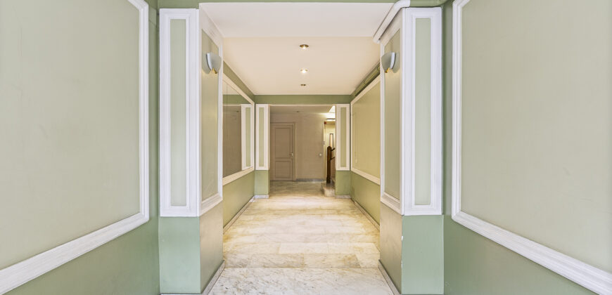 Amplia y SOLEADA vivienda con TERRAZA situada junto al distrito de Sarrià-Sant Gervasi y Casa Vicens Gaudí.