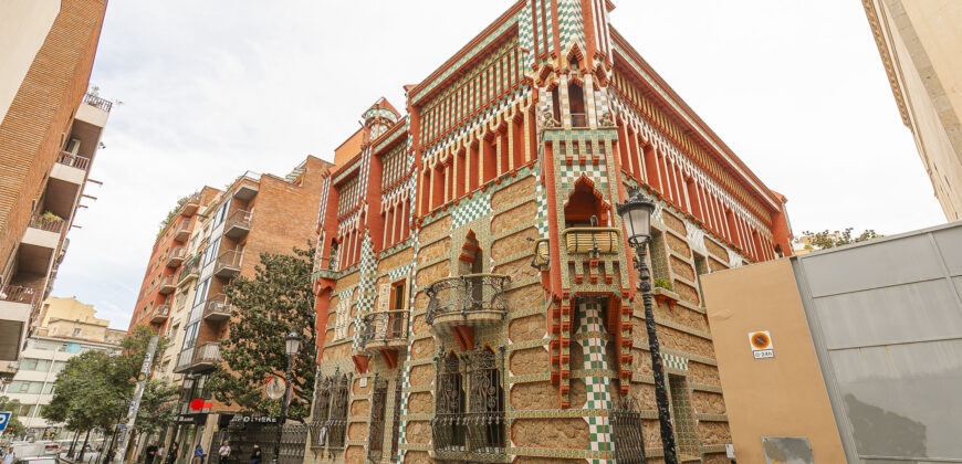 Amplia y SOLEADA vivienda con TERRAZA situada junto al distrito de Sarrià-Sant Gervasi y Casa Vicens Gaudí.